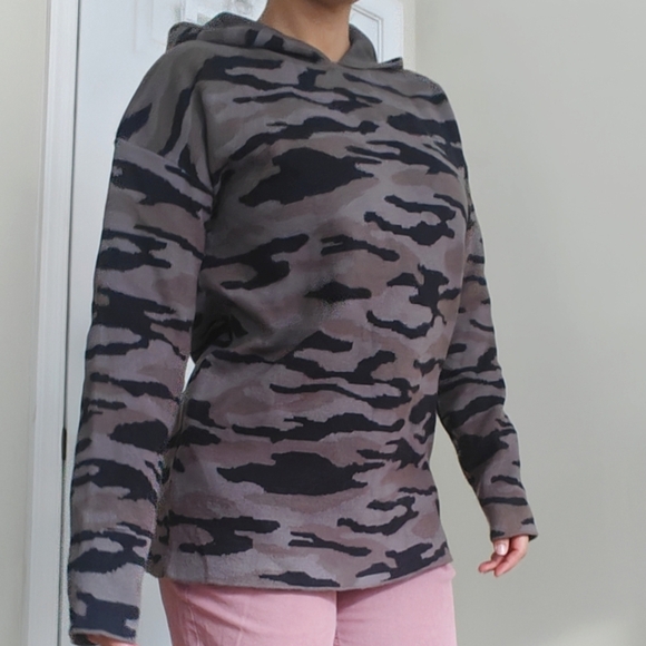 Tahari Womens Size Small Hoodie Camo Sweater Gray Black Soft Stretchy - Picture 1 of 8